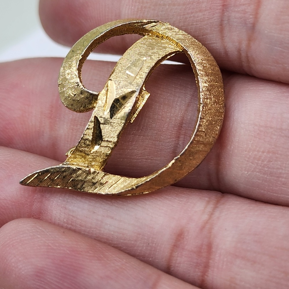 MAMSELLE Gold Tone Sculptural Swirl D Letter Brooch Pin Textured Statement